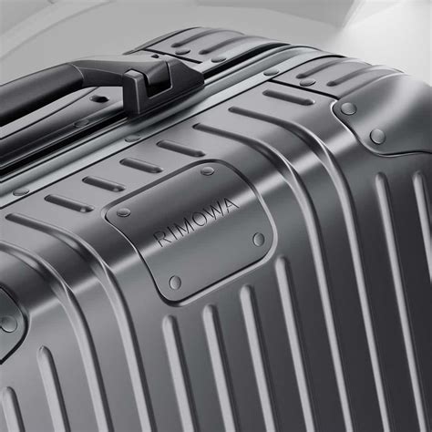 rimowa suitcase review.